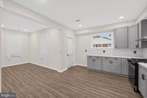 Entry Way - 339 Laurel Ave, Laurel, MD 20707 photo 7 of 11