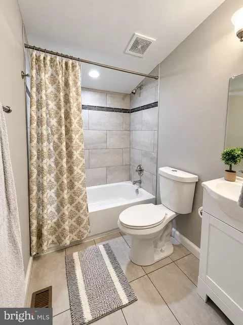 Bath - 925 Clovis Ave, Capitol Heights, MD 20743 photo 4 of 5