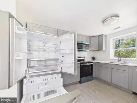 Kitchen - 8317 Schultz Rd, Clinton, MD 20735 photo 6 of 8