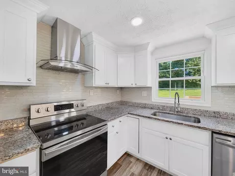 Kitchen - 6601 Killarney St, Clinton, MD 20735 photo 3 of 4