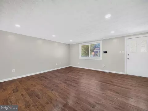 Living - 6601 Killarney St, Clinton, MD 20735 photo 3 of 9