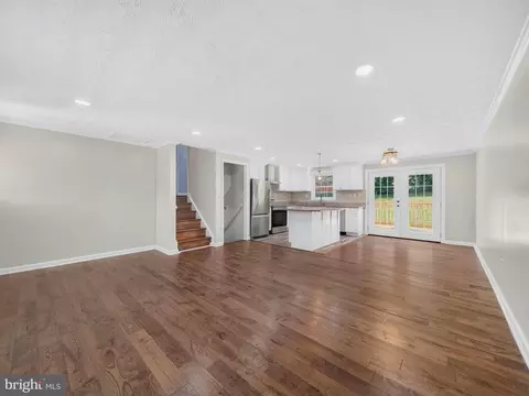 Living - 6601 Killarney St, Clinton, MD 20735 photo 5 of 9