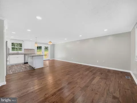 Living - 6601 Killarney St, Clinton, MD 20735 photo 4 of 9