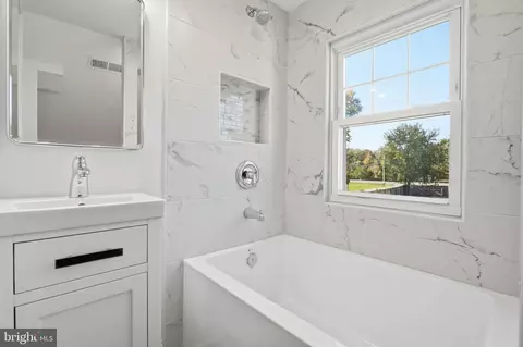 Bath - 13315 Williams Dr, Brandywine, MD 20613 photo 2 of 2
