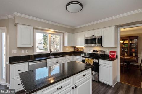 8608 Ashcroft Dr, Laurel, MD 20708 photo 9