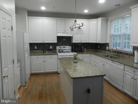 8800 Sumner Grove Dr, Laurel, MD 20708 photo 4