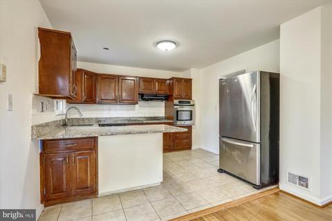 7540 Newberry Ln, Lanham, MD 20706 photo 3