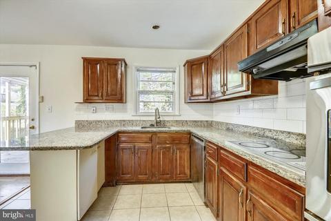 7540 Newberry Ln, Lanham, MD 20706 photo 2