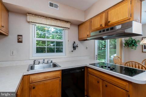 8808 Gramercy Ln, Laurel, MD 20708 photo 11