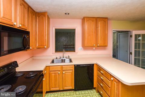 7547 Newberry Ln, Lanham, MD 20706 photo 10