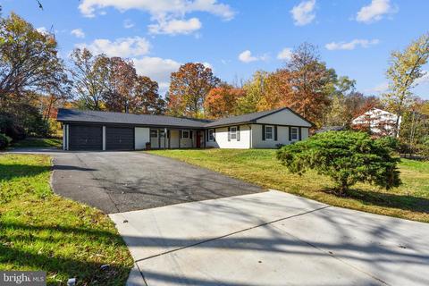 8711 Graystone Ln, Laurel, MD 20708 photo 2