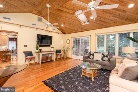 Living - 1401 Calvert Rd, Chester, MD 21619 photo 1 of 4