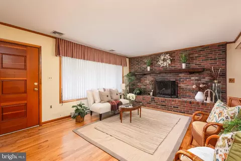 Living - 1401 Calvert Rd, Chester, MD 21619 photo 2 of 4