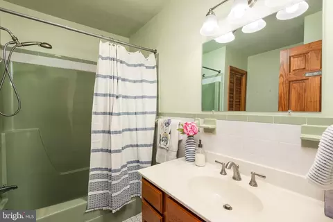 Bath - 1401 Calvert Rd, Chester, MD 21619 photo 2 of 2