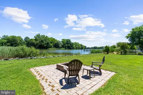 205 Riverside Dr, Chester, MD 21619