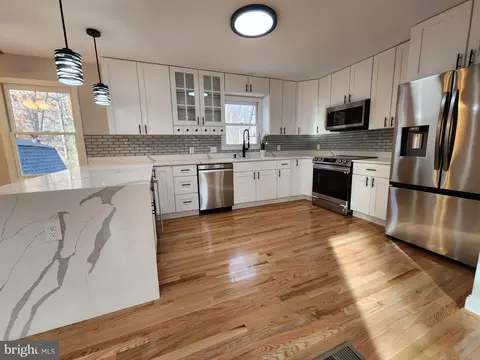 37192 E Lakeland Dr, Mechanicsville, MD 20659