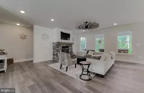 Entry Way - 19106 Windsor Ct, Drayden, MD 20630 photo 2 of 11