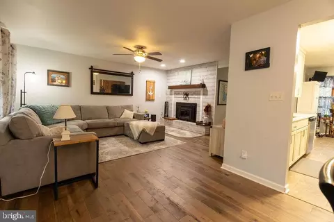 Living - 41740 Eldon Ct, Leonardtown, MD 20650 photo 5 of 7