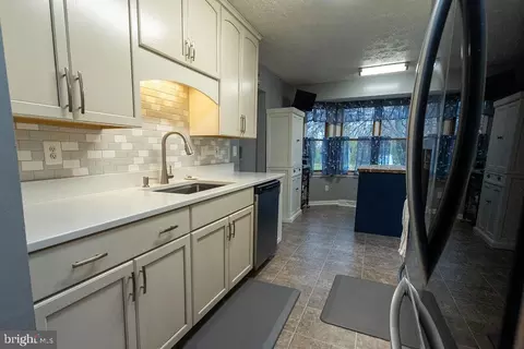 Kitchen - 41740 Eldon Ct, Leonardtown, MD 20650 photo 5 of 9