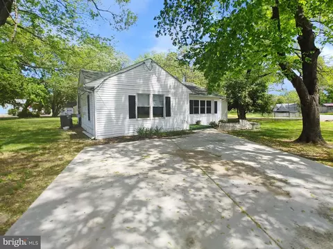 40362 Dockser Dr, Mechanicsville, MD 20659
