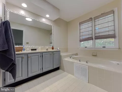 Bath - 40407 Breton View Dr, Leonardtown, MD 20650 photo 1 of 1