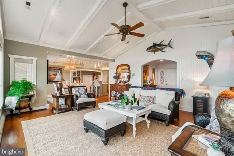 Living - 38095 Beach Rd, Coltons Point, MD 20626 photo 3 of 5
