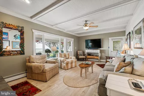 Living - 38095 Beach Rd, Coltons Point, MD 20626 photo 4 of 5