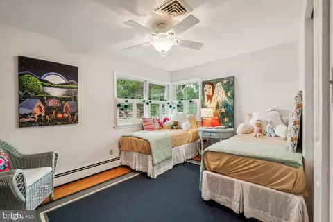 Bedroom - 38095 Beach Rd, Coltons Point, MD 20626 photo 3 of 6