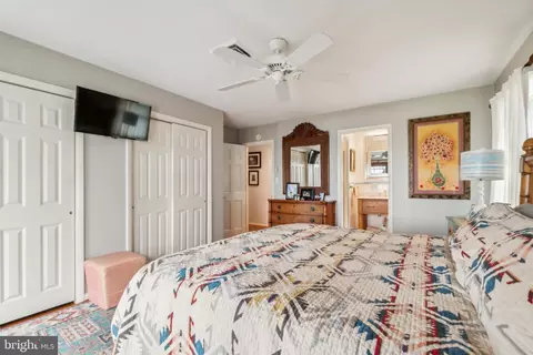 Bedroom - 38095 Beach Rd, Coltons Point, MD 20626 photo 6 of 6