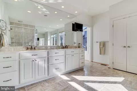 Bath - 20495 Waterloo Ln, Coltons Point, MD 20626 photo 5 of 10