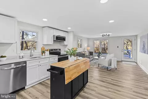 42101 Valley Dr, Mechanicsville, MD 20659