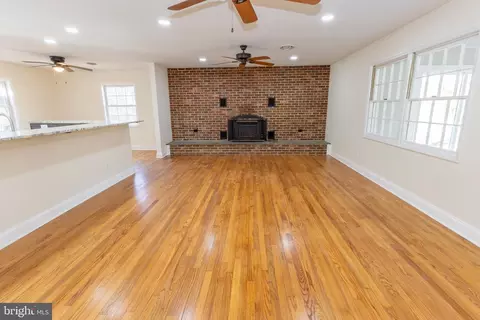 Living - 49151 Wynne Rd, Ridge, MD 20680 photo 11 of 13