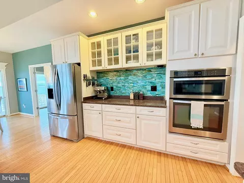 Kitchen - 16363 Ball Point Rd, Piney Point, MD 20674 photo 4 of 8