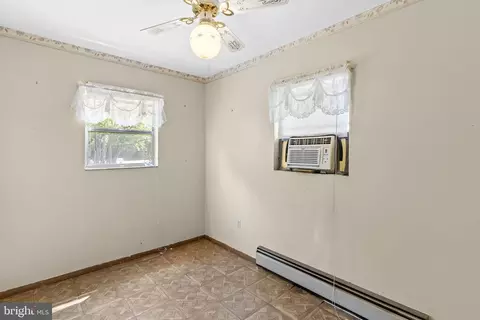 Bedroom - 36031 Bay Dr, Chaptico, MD 20621 photo 3 of 3
