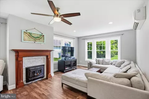 Living - 16146 Thomas Rd, Piney Point, MD 20674 photo 4 of 5