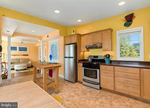 Kitchen - 16144 Thomas Rd, Piney Point, MD 20674 photo 6 of 8