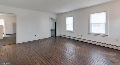 Living - 45776 Boothe Rd, Drayden, MD 20630 photo 2 of 3
