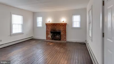 Living - 45776 Boothe Rd, Drayden, MD 20630 photo 2 of 3