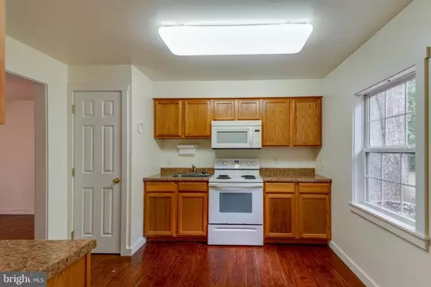 Kitchen - 45776 Boothe Rd, Drayden, MD 20630 photo 2 of 3