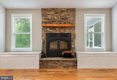 Living - 18532 Cherryfield Rd, Drayden, MD 20630 photo 2 of 8