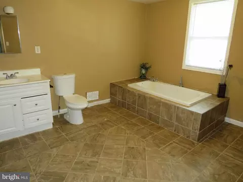 Bath - 2900 Byrdtown Rd, Crisfield, MD 21817 photo 2 of 4