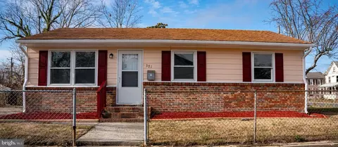 301 W Chesapeake Ave, Crisfield, MD 21817