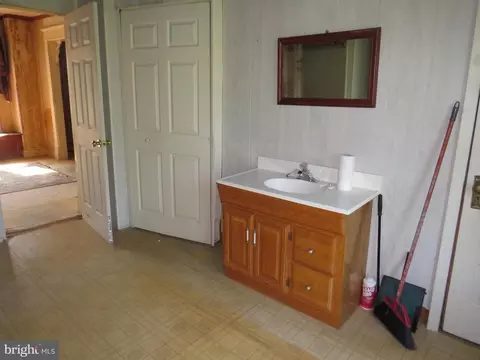 Entry Way - 115 Maple St, Crisfield, MD 21817 photo 2 of 6