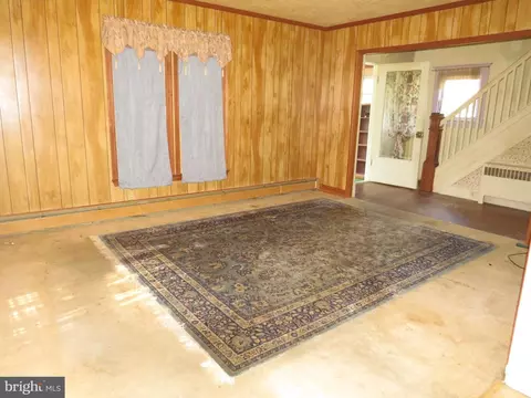 Living - 115 Maple St, Crisfield, MD 21817 photo 2 of 5