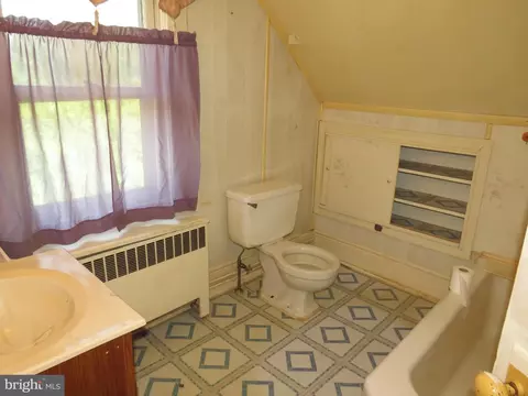 Bath - 115 Maple St, Crisfield, MD 21817 photo 4 of 4