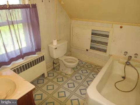 Bath - 115 Maple St, Crisfield, MD 21817 photo 1 of 4