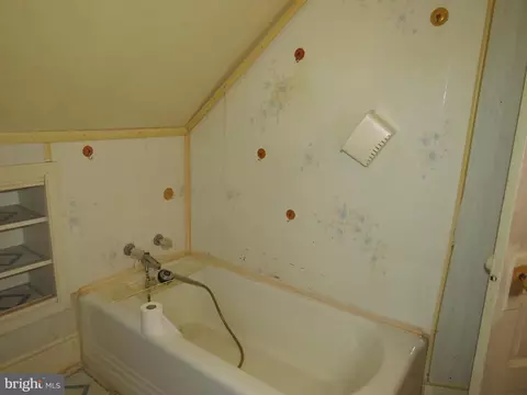 Bath - 115 Maple St, Crisfield, MD 21817 photo 3 of 4