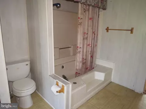 Bath - 115 Maple St, Crisfield, MD 21817 photo 2 of 4