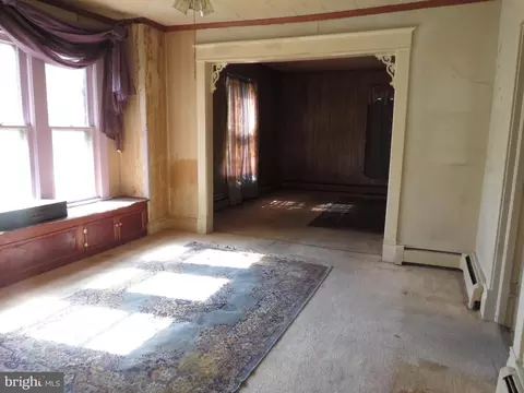 Living - 115 Maple St, Crisfield, MD 21817 photo 3 of 5