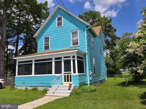 108 W Chesapeake Ave, Crisfield, MD 21817